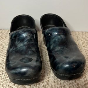 Dansko Blue Marbled Patent Leather Clogs. Size EU 40.
